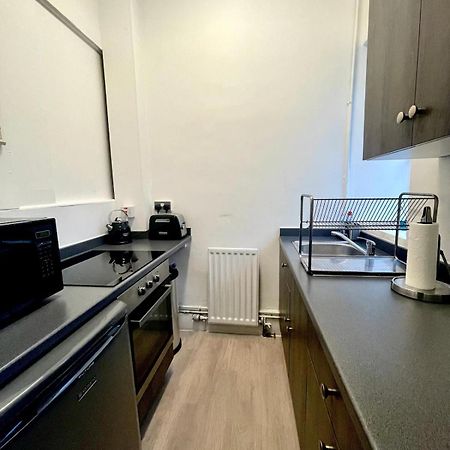 Modern, Stylish Apartment In Central Бат Экстерьер фото